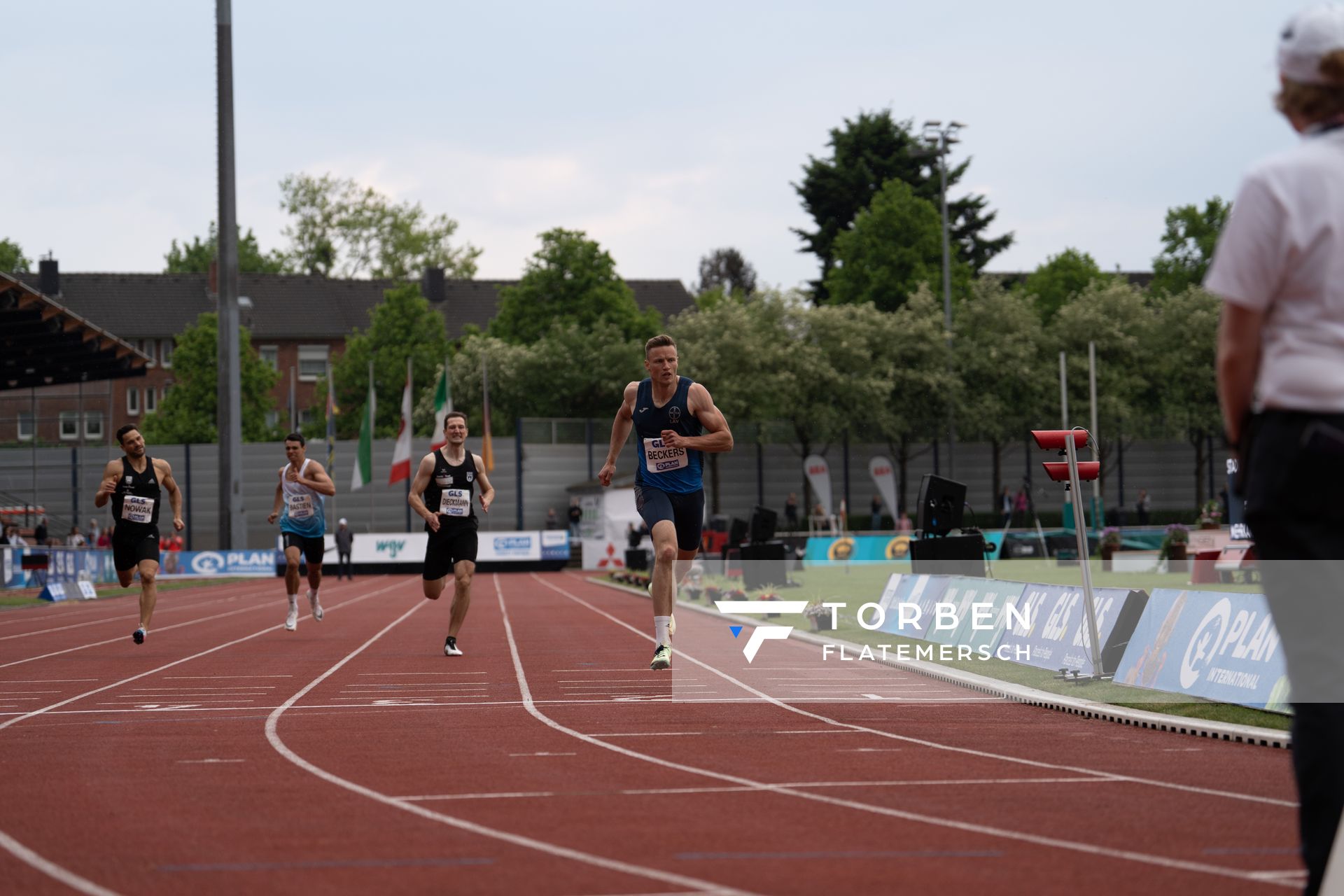 Nico Beckers (LAV Bayer Uerdingen/Dormagen) vor Luca Dieckmann (SSV Ulm 1846) auf der Zielgeraden beim 400mLauf am 07.05.2022 beim Stadtwerke Ratingen Mehrkampf-Meeting 2022 in Ratingen